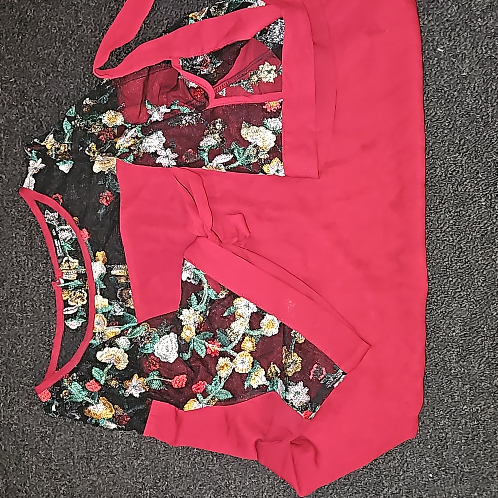 Beautiful blouse fits more like a 3x
